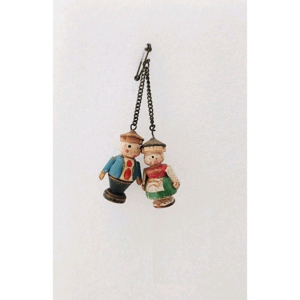 ANTIQUE MINIATURE GRODNERTAL PEG CARVED WOOD FOLK ART COUPLE DOLL  BROOCH